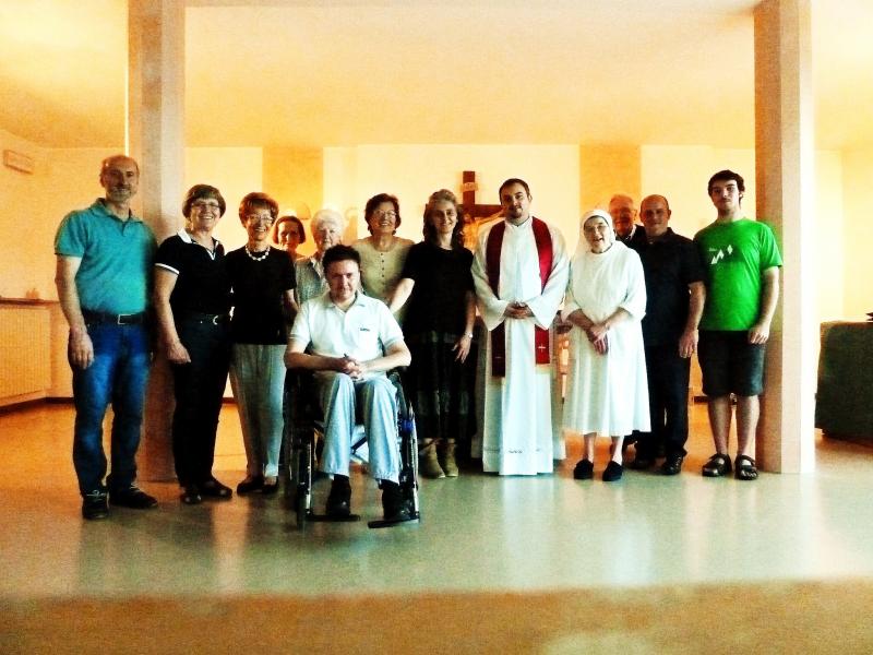 don Giulio con i Volontari