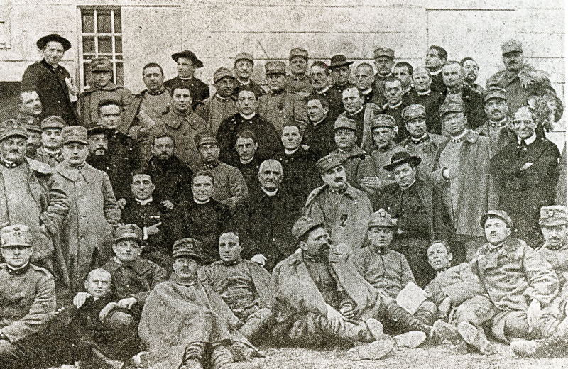 Cappellani militari fotografati nel cortile della Canonica di Cormons nel 1915/1916 con al centro il Parroco di Cormons Mons. Peteani