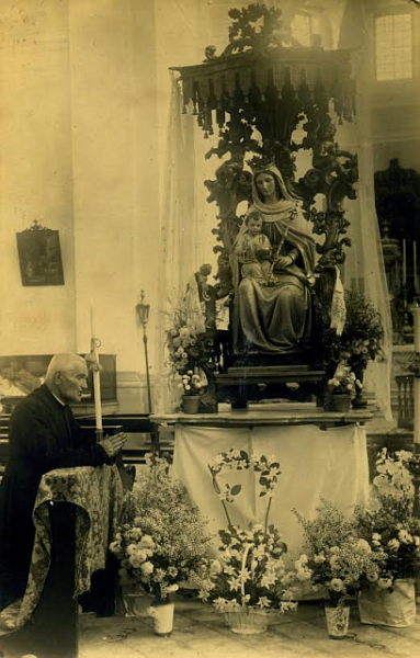 Don Peteani nella chiesa di San Leopoldo