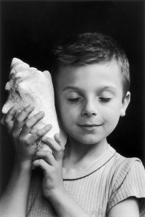 Ragazzo ascolta la conchiglia